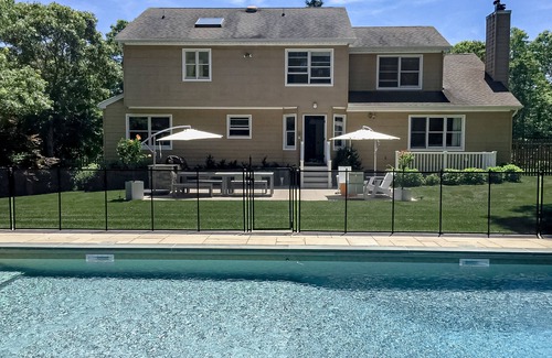 Hampton Bays House | Dog-friendly Hamptons home with private pool, AC, & private W/D - near lake