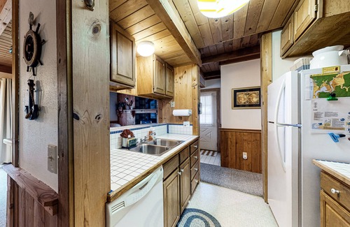 Nehalem House | Dog friendly home by river with WiFi, hot tub, fireplace, washer/dryer