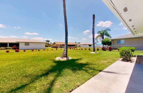 Fort Myers House | Dog-friendly home with screened lanai, central AC, & washer/dryer