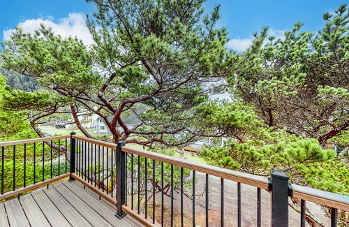 Tierra Del Mar House | Dog-friendly home with central AC, washer/dryer, arcade games, & balcony