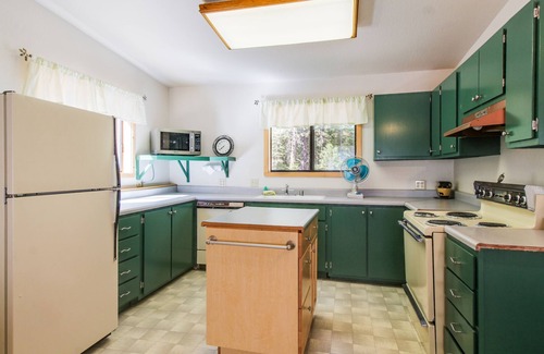 Truckee House | Dog-friendly home with private game room & five-hole disc golf course