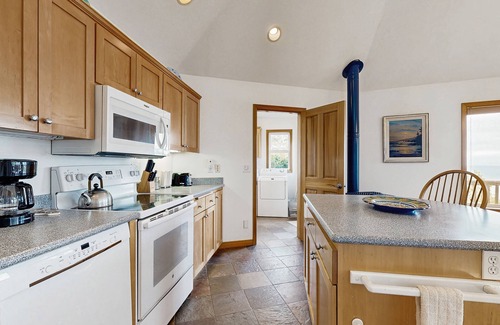 Neskowin House | Dog-Friendly Home with Private Hot Tub and Views of Proposal Rock and the Ocean