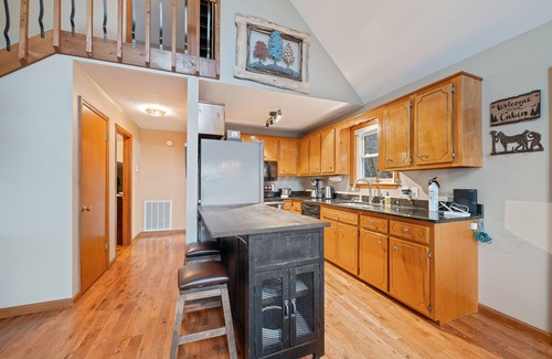 Blairsville Cabin | Dog-friendly, mountain-view retreat with a grill, deck, washer/dryer, & AC