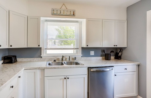 Port Clinton House | Dog-Friendly Port Clinton Home: Walk to Lake Erie!