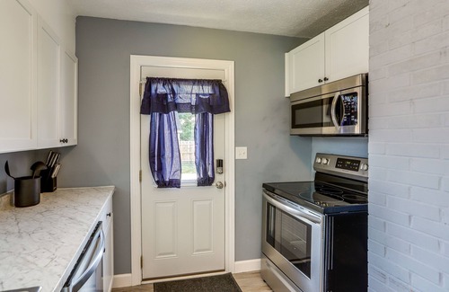 Port Clinton House | Dog-Friendly Port Clinton Home: Walk to Lake Erie!