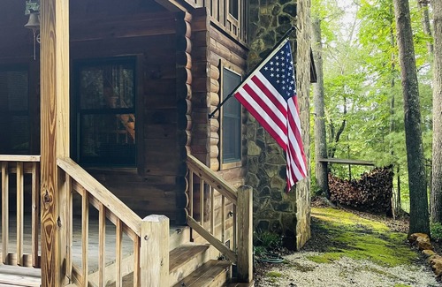 Franklin Cabin | Dog Friendly Secluded Cabin Hideaway in Franklin