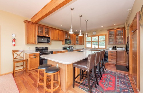 McHenry House | Dog Friendly Ski-In/Out Chalet w/Views & Hot Tub