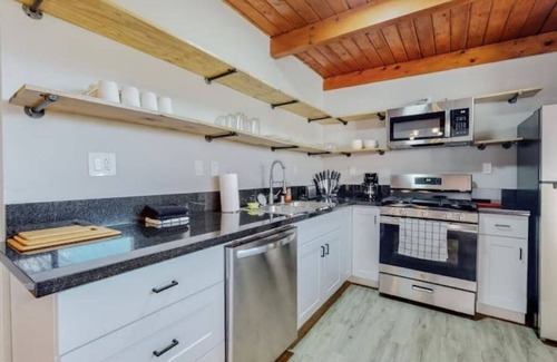 Pueblo Alto Apartment | ⟫ Dog Run & Courtyard 2 Bedroom Apt w/King Bed W&D