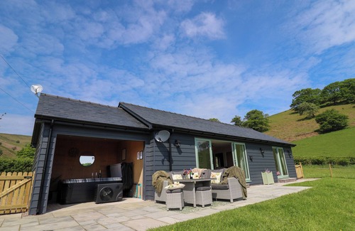 Llandrindod Wells Cottage | DOL BLODAU, pet friendly, luxury holiday cottage in Newbridge-On-Wye