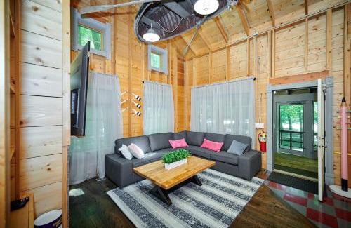 Fennville House | Dollybrook 4 Pet Friendly Community Pool Groups Welcome