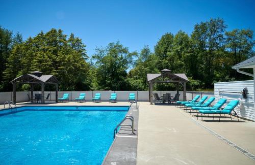 Fennville House | Dollybrook Cottage 1 Pet Friendly Community Pool Groups Welcome