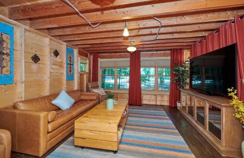 Fennville House | Dollybrook Cottage 1 Pet Friendly Community Pool Groups Welcome