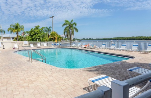 Ruskin Condo | DOLPHINS🐬, BEACH step away, WIFI, FREE PARKING, POOLS, HOT TUB, POOL VIEW #509