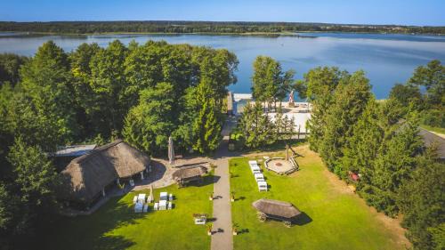 Giewartow Resort | Dom Wypoczynkowy "Pod Strzechą" w Giewartowie