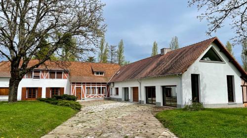 La Ferte-Saint-Cyr Apartment | Domaine 9 chambres à la Ferté saint Cyr