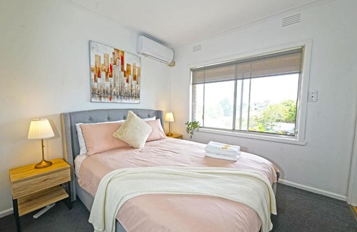 Doncaster House | Doncaster Renovated 5BD/4BR Brick Home Parking WiFi