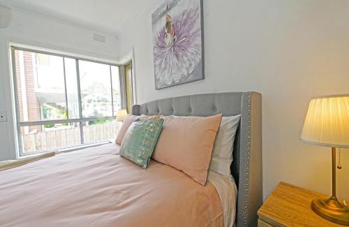 Doncaster House | Doncaster Renovated 5BD/4BR Brick Home Parking WiFi