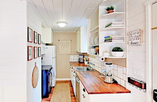 Donner Lake Woods Cottage | Donner Lake Cottage | Pet Friendly Cottage w/Yard