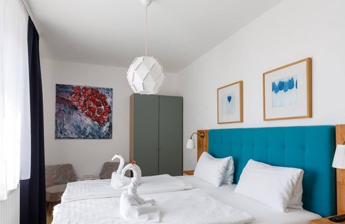 Morbisch am See Cottage | Doppelzimmer mit Boxspringbett Hofseite - Pension Laubenhof