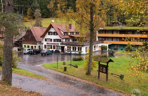 Altensteig Apartment | Doppelzimmer mit WC und Dusche oder Bad mit ca. 20qm für 1 bis 2 Personen