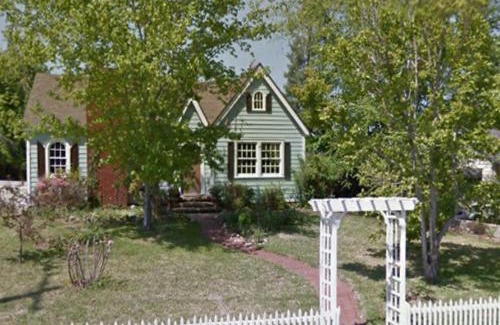 Clarksville House | Doras Dutch Cottage Charmer with Swimming Pool