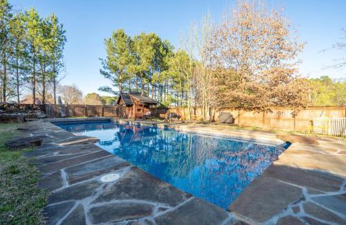 Clarksville House | Doras Dutch Cottage Charmer with Swimming Pool