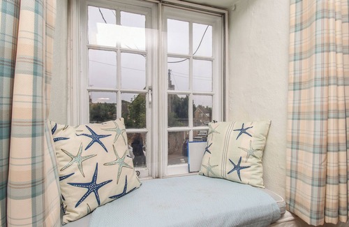 Burton Bradstock Cottage | DORMOUSE COTTAGE, pet friendly, with a garden in Burton Bradstock