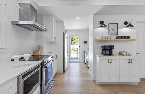 Northwood Shores House | Dos Palmas Luxury Pool, Hot Tub, Putting Green, Fire Pit