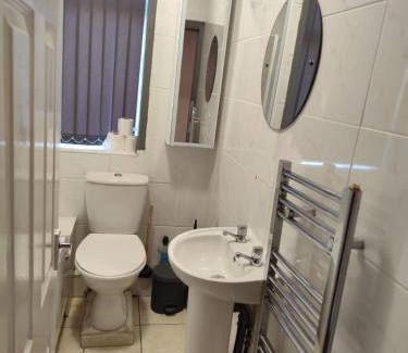 Manchester House | Double-Bedroom in the Heart of Harpurhey Manchester A4 Perfect for Short Stays
