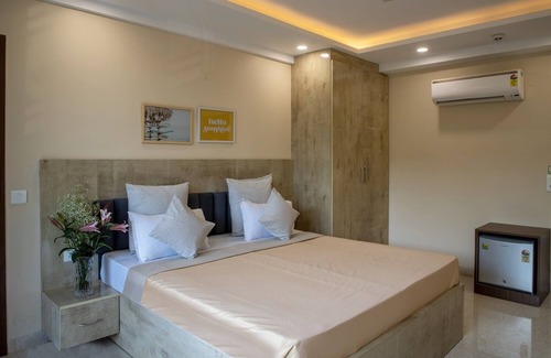 DLF Phase 3 Hotel | Double Delux Room @ Sterling Room with Balcony Near DLF Cyber City