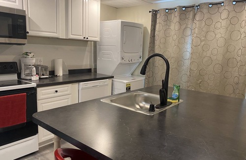 Niagara Falls House | Double Houses Accommodates 18 with Free Off-Street Parking - USA