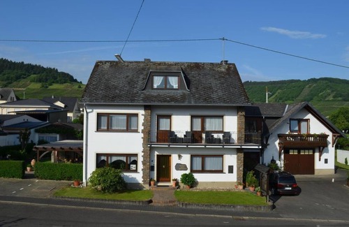 Leiwen Bed & Breakfast | Double room bath/WC, room 5 - Ferienweingut Jostock-Hermes