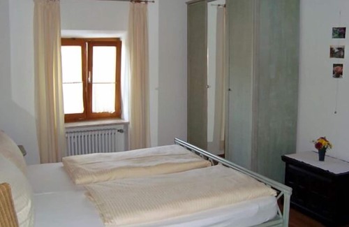 Neuoetting Apartment | Double room, bathroom with shower, separate toilet, upper floor, TV, WiFi, hair dryer, non-smoking