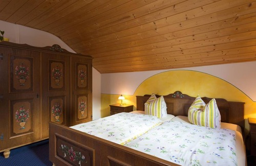 Oberammergau Bed & Breakfast | Double room (No. 7, 1-3 nights) - Pension Zum Kirchenbauer