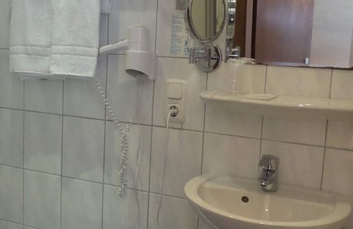 Monschau Hotel | Double room, shower (shared toilet) - Hotel Alt Montjoie