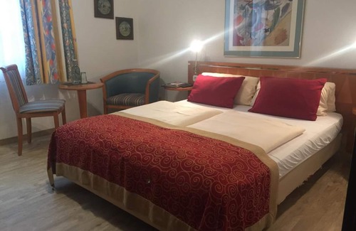 Monschau Hotel | Double room, shower (shared toilet) - Hotel Alt Montjoie