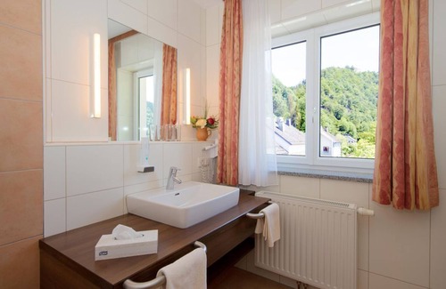 Sankt Martin im Muehlkreis House | Double room, shower, WC, balcony - Landhotel Gasthof Ernst