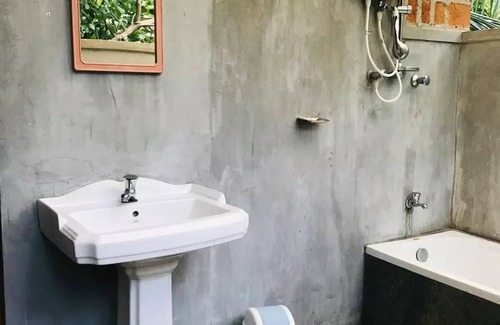 Mallawapitiya House | Double Room with Garden View - THE HIDEOUT KURUNEGALAnn