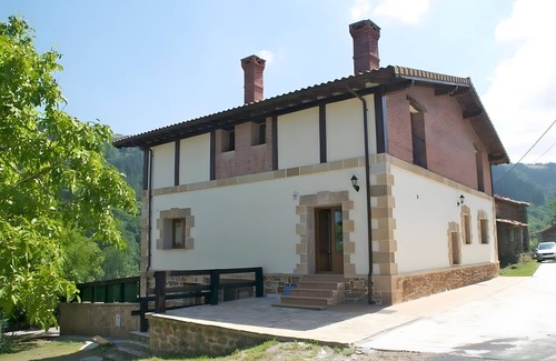 Valle de Carranza Apartment | Double Room with Mountain Views and Private Balcony