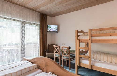 Heiligenblut Cottage | Double room with shower/WC, satellite TV - Pension Bäuerle