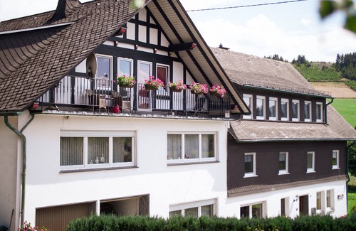 Lennestadt Apartment | Double room with shower and WC