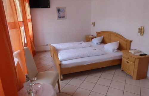 Mehring Bed & Breakfast | Double room with shower and toilet - Winzergasthof "Zum Kellerstübchen"