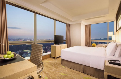 Yuexiu Hotel | DoubleTree by Hilton Guangzhou-Free Shuttle Bus to Canton Fair Complex & Overseas Buyer Registration Services during Canton Fair Period