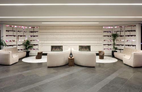 Quartier des Spectacles Hotel | DoubleTree By Hilton Montreal