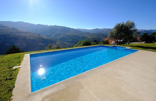 Santa Cruz do Douro Cottage | Douro Valley House with river/mountain view, parking, wifi, swimming pool