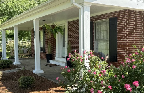 Flora House | Down on the CornernIn the heart of Flora with great outside space!