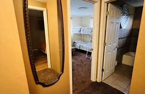 Detroit House | Downriver home that sleeps 12