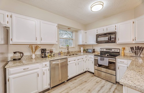 Wayne House | Downstairs BR! Pet Friendly house w/4BR, fenced yard & Sun Room