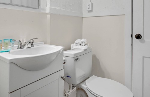 Downtown Harrisburg House | Downtown 1BR with Work Space
