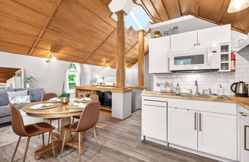 Old North End House | Downtown, 6 kings, Sleeps 14+, Game Room, Courtyard, Hot Tub